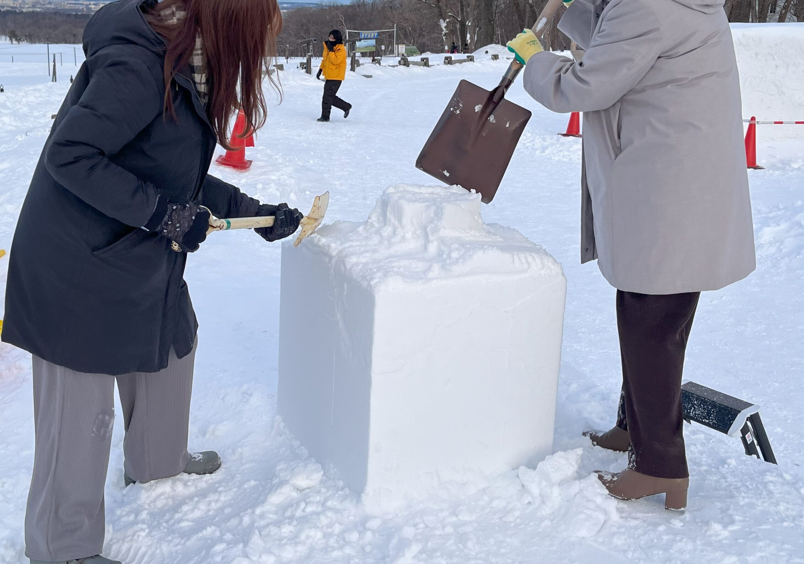 STEP5：雪の塊を削ります。 | さっぽろ羊ヶ丘展望台公式WEBサイト